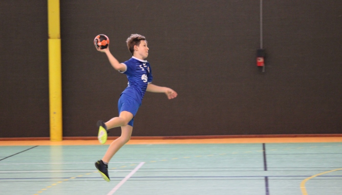 LES U14 A L'ECHAUFFEMENT POUR LE MATCH FACE AUX SABLES D'OLONNES - ANNEE 2022-2023 - SEVRE VENDEE HANDBALL