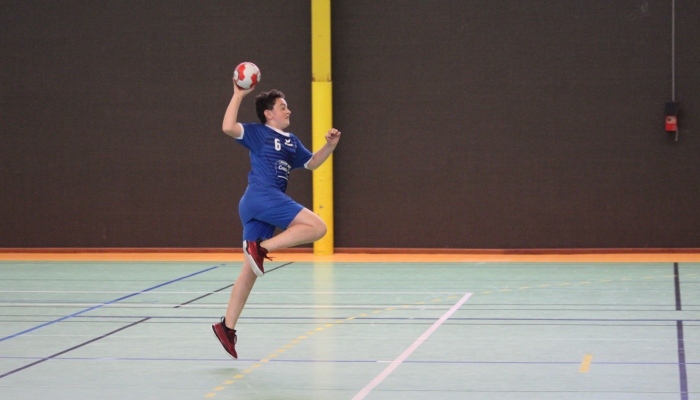 LES U14 A L'ECHAUFFEMENT POUR LE MATCH FACE AUX SABLES D'OLONNES - ANNEE 2022-2023 - SEVRE VENDEE HANDBALL